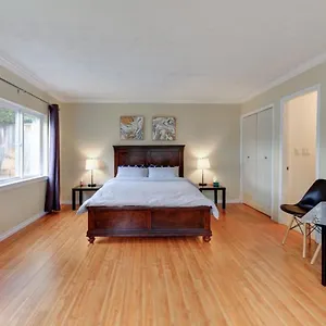 private-suite-with-separated-entrance-monicas-home.vancouver-hotels-bc.net/